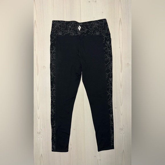 Skechers Black Leggings with Floral Pattern - Picture 5 of 6
